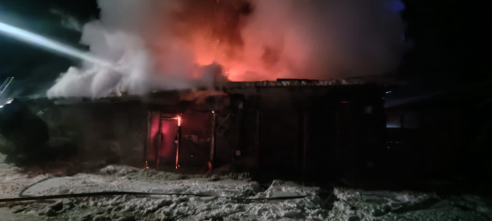 В поселке Нижнеагарск пожарные  ликвидировали возгорание гаражных боксов.