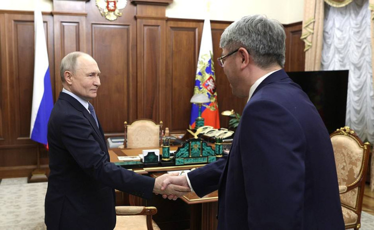 О ходе реализации мероприятий в Бурятии в рамках национальных проектов в социальной сфере Президенту Владимиру Путину доложил Глава Бурятии Алексей Цыденов на встрече в Кремле в среду, 2 апреля..