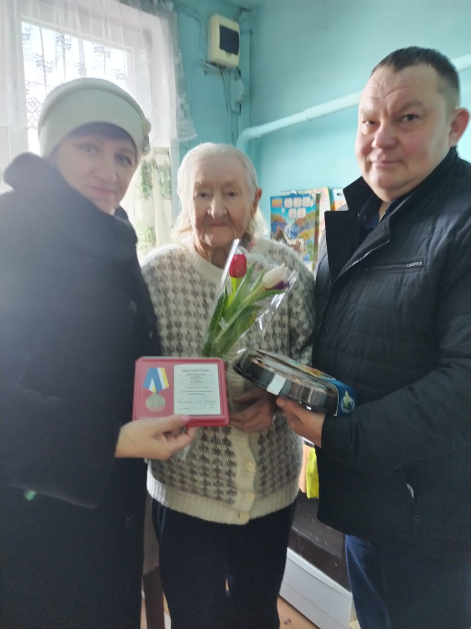 Глава поселения  МО СП &quot;Верхнезаимское &quot; Телешев Андрей Павлович совместно с председателем ТОС &quot;Новый&quot; Шульгиной Светланой Николаевной поздравили дорогих  женщин приклонного возраста с Международным женским днем. #100добрыхдел#100летрайон.